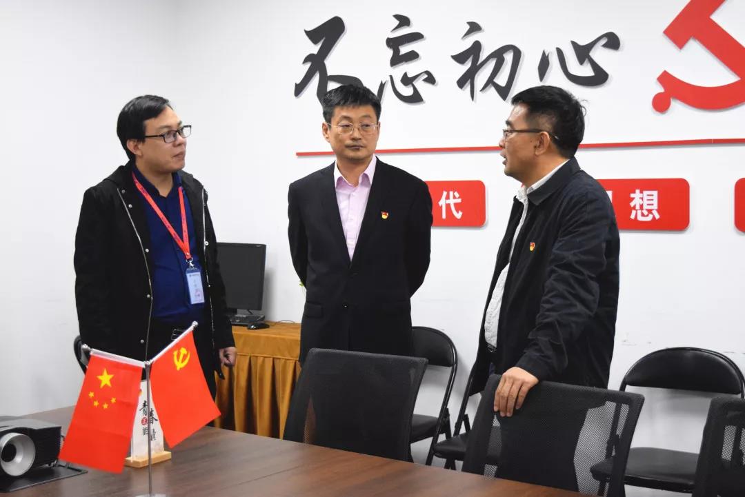 中共安陽市委網(wǎng)信辦主任路玉軍、副主任王曉萌等一行人蒞臨安陽青峰網(wǎng)絡(luò)指導(dǎo)工作