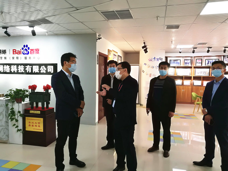安陽(yáng)市商務(wù)局副局長(zhǎng)張躍勇，攜同天津伍創(chuàng)電子商務(wù)有限公司李富民一行蒞臨安陽(yáng)青峰網(wǎng)絡(luò)參觀指導(dǎo)！！